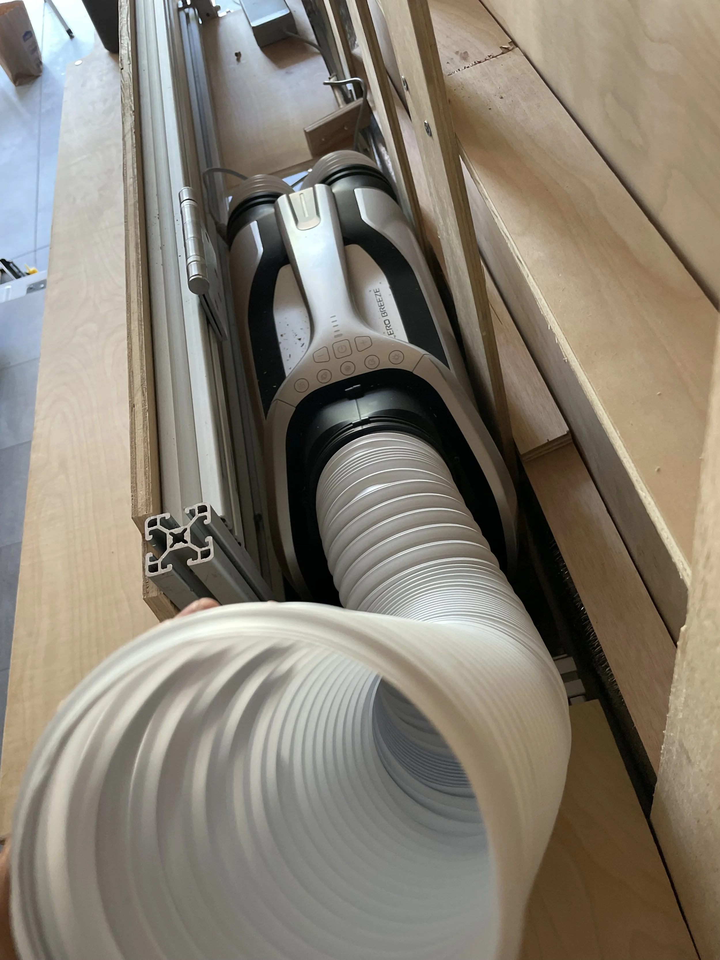 Air Conditioner - Photo 3